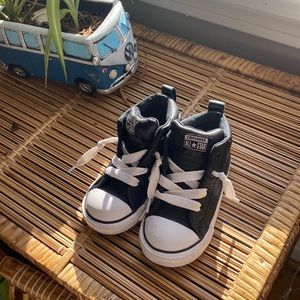 Black leather converse size 8T